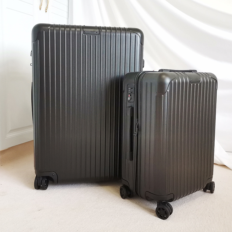 C32300 Durable carry-on luggage